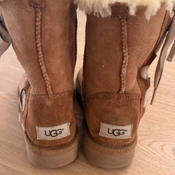 UGG BOW WOMEN SHORT BOOTS - Picture 2 of 3